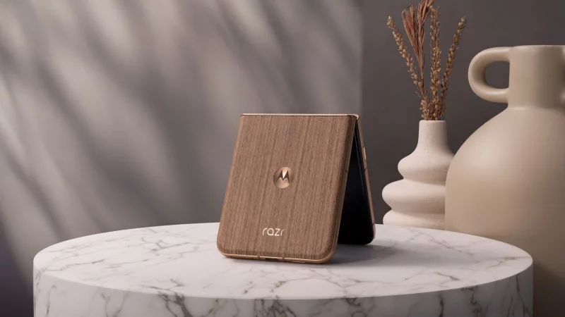 Nie wieder Fingerabdrücke: Die Rückseite des Razr 60 Ultra besteht bei der Modellvariante «Mountain Trail» tatsächlich aus Holz. - © Motorola/dpa-tmn