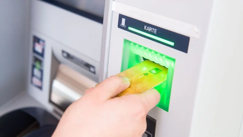 Seit dem 1. Juli 2025 gelten höhere Pfändungsfreigrenzen. Künftig sind Nettoeinkünfte unter 1.560 Euro voll geschützt. - © Benjamin Nolte/dpa-tmn