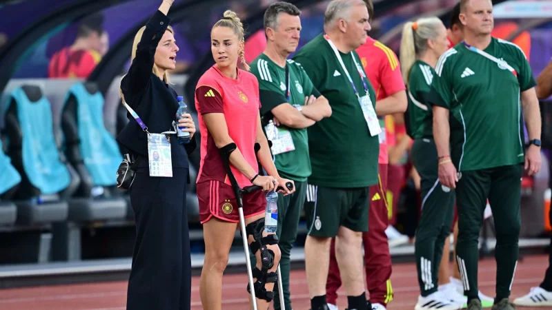 DFB-Direktorin Nia Künzer (l) steht für die nächsten Jahre in der Verantwortung. - © Sebastian Christoph Gollnow/dpa