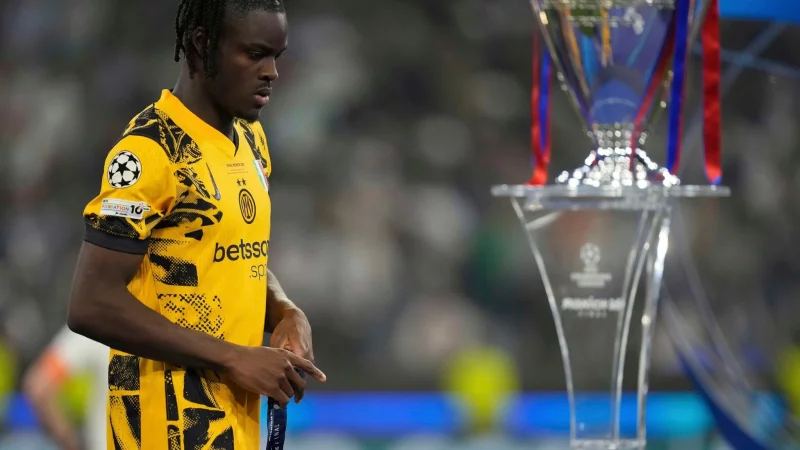 Kein Pokal und verletzt: Ein gebrauchter Tag für Yann Aurel Bisseck. - © Matthias Schrader/AP/dpa