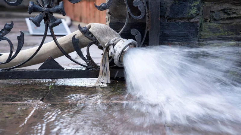 Vor dem Abpumpen des Kellers gibt es einige Dinge zu beachten. - &copy; Florian Schuh/dpa-tmn