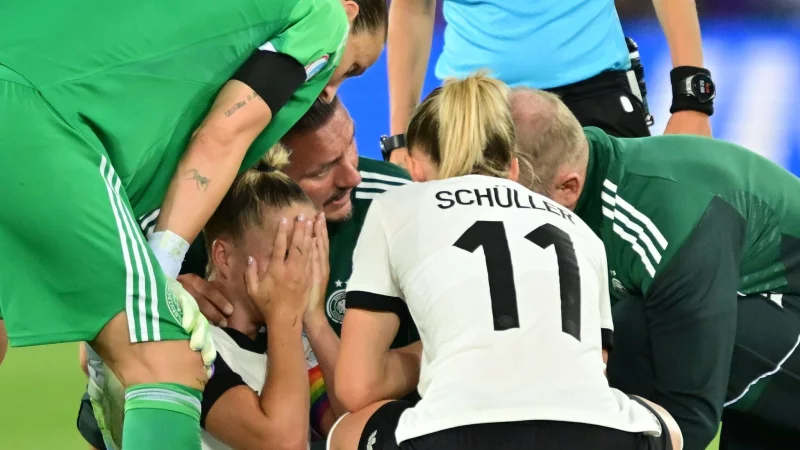 Giulia Gwinn muss verletzt raus. - © Sebastian Gollnow/dpa