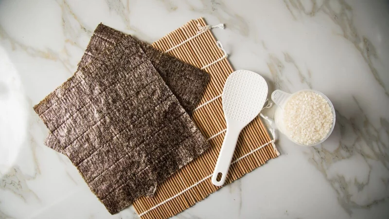 Typische Zutaten für die japanische Küche sind Reis, getrockneter Seetang und Sojaprodukte wie Sojasauce und Miso. - © Christin Klose/dpa-tmn