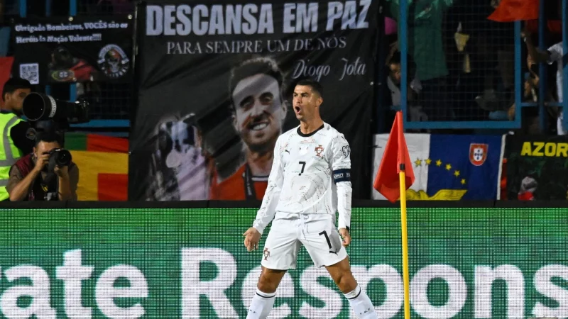 Cristian Ronaldo widmete seinen Treffer zum 3:0 dem verstorbenen Diogo Jota. - &copy; Hakob Berberyan/AP/dpa
