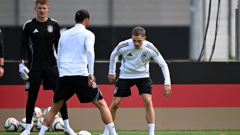 Abschlusstraining auf Top-Rasen: Florian Wirtz (r), Leroy Sané (M) und Torwart Alexander Nübel. - © Federico Gambarini/dpa