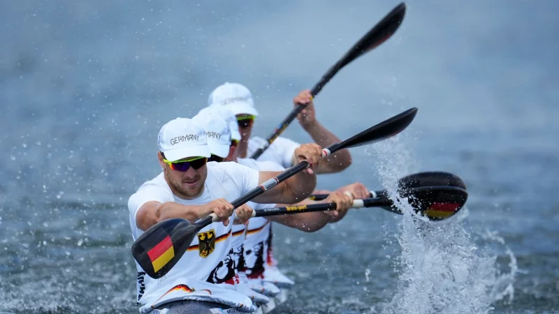 Max Rendschmidt als Schlagmann im Kajak-Vierer. Zum Weltcup-Auftakt reichte es für Platz zwei. - © Ebrahim Noroozi/AP/dpa