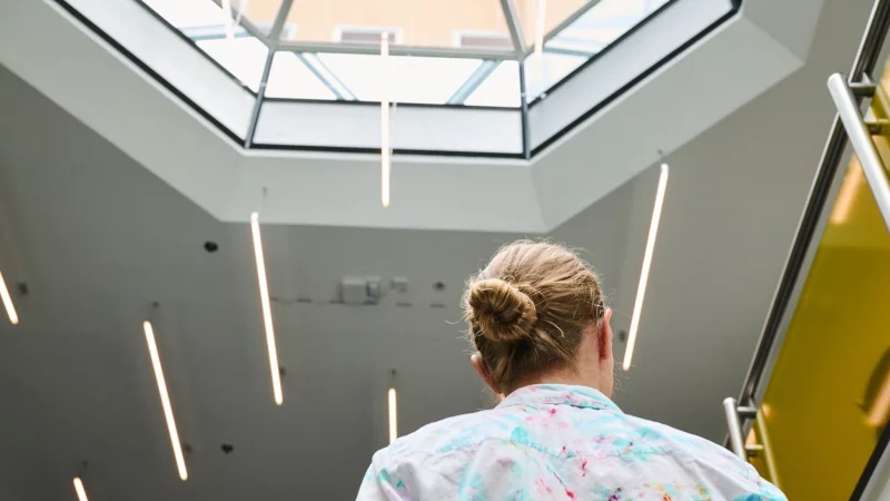 Ob erleichtert oder wehmütig: Beim Jobwechsel ist auch der Abschied aus dem endenden Arbeitsverhältnis wichtig. - © Annette Riedl/dpa