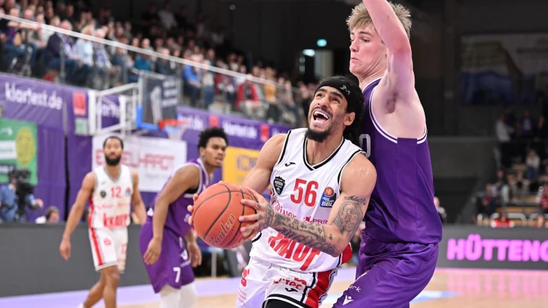 Jhivvan Jackson (l) von den W&uuml;rzburg Baskets erh&auml;lt die Ehrung als Wertvollster Spieler der Basketball-Bundesliga. - &copy; Swen Pf&ouml;rtner/dpa