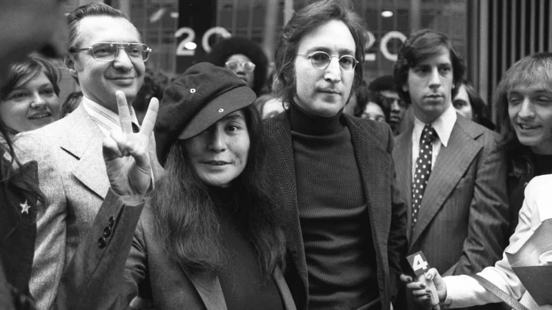Yoko Ono und John Lennon 1972 in New York (Archivbild). - &copy; Uncredited/AP/dpa