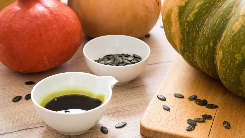 Kürbiskernöle sind im Vergleich zu den anderen getesteten Speiseölen durchschnittlich am wenigsten mit Mineralölbestandteilen belastet. - © Christin Klose/dpa-tmn