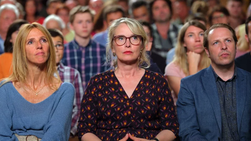 Sandrine Kiberlain (l-r) als Anne Poudoulec, Julie Delpy als Joelle Lesourd und Jean-Charles Clochet als Sebastien Lejeune in einer Szene des Films &laquo;Die Barbaren - Willkommen in der Bretagne&raquo; (undatierte Filmszene). - &copy; -/Weltkino/dpa