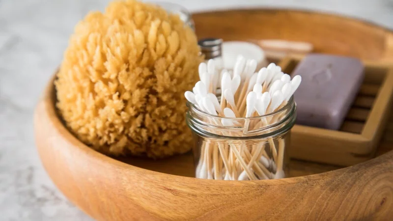 Nicht für die Ohrhygiene: Vom Einsatz von Wattestäbchen im Gehörgang raten Ärzte klar ab. - © Christin Klose/dpa-tmn