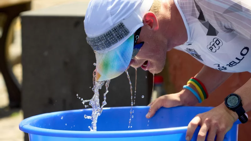 Abkühlen ist lebenswichtig bei Hitzerennen. - © Thomas Frey/dpa