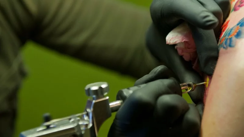 Entzündung nach Tattoo: Die Folge kann ein Ausfall ohne Lohnfortzahlung sein. - © Franziska Gabbert/dpa-tmn