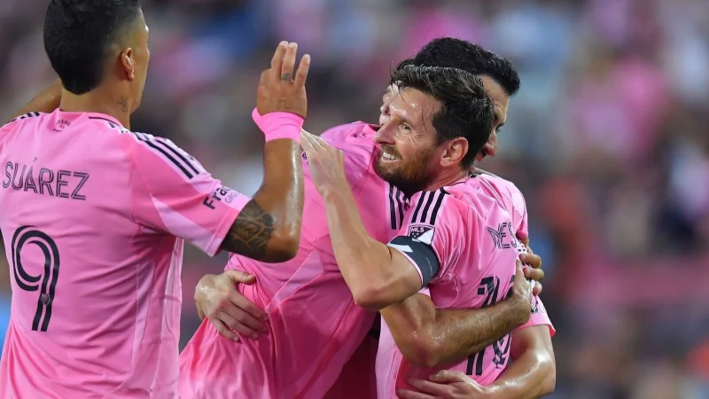 Lionel Messi traf doppelt f&uuml;r Inter Miami - und schrieb damit MLS-Geschichte. - &copy; Steven Senne/AP/dpa