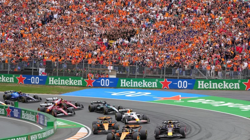 Piastri behält am Start die Spitzenposition. - © Peter Dejong/AP/dpa