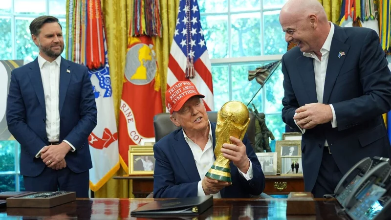 Donald Trump präsentiert den WM-Pokal - © Jacquelyn Martin/AP/dpa