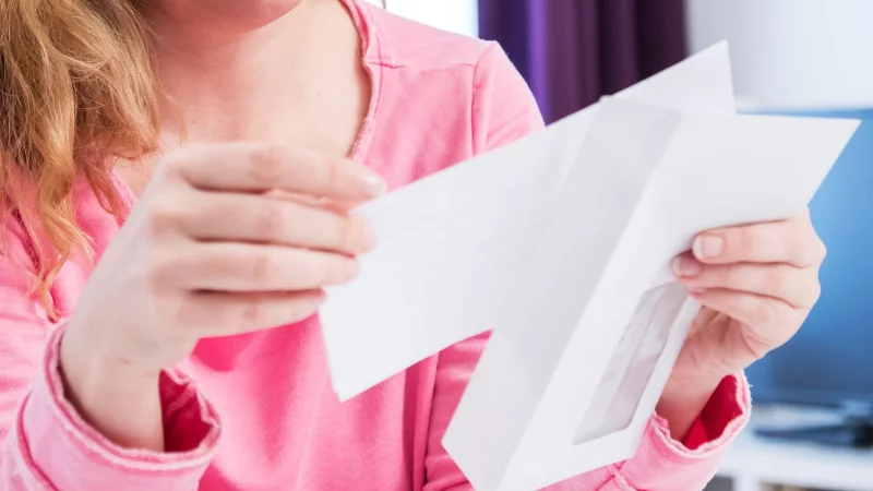 Mahnschreiben vom Vermieter erhalten? Wird die Miete nicht rechtzeitig gezahlt, kann das die Folge sein. - &copy; Christin Klose/dpa-tmn