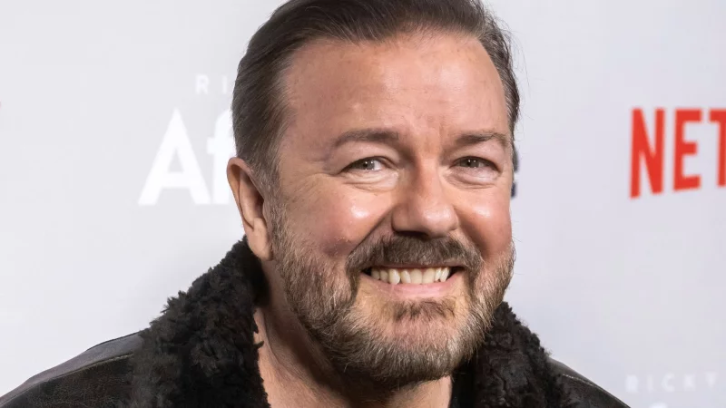 Ricky Gervais wird in Hollywood mit einer Sternenplakette verewigt. (Archivbild) - © Charles Sykes/Invision/dpa
