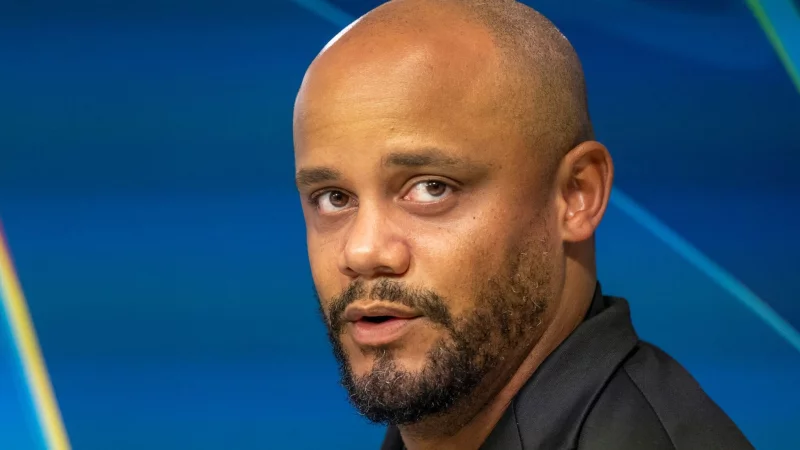 Vincent Kompany bei der Pressekonferenz in Zypern. - &copy; Peter Kneffel/dpa