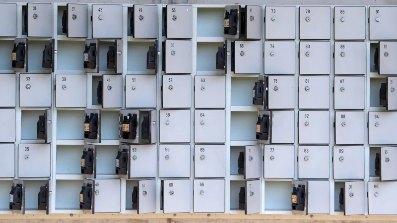 Bei einem Diebstahl aus einem verschlossenen Spind am Strand oder im Freibad kommt die Versicherung für den Schaden auf. - © Sven Hoppe/dpa/dpa-tmn