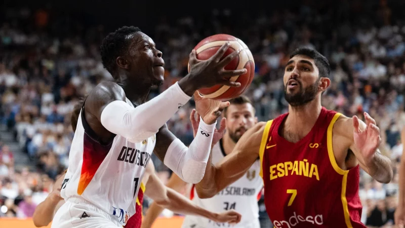 Dennis Schröder (l) peilte mit Deutschlands Basketballern den nächsten Titel an. (Archivbild) - © Marius Becker/dpa