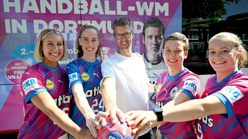 Die deutschen Handballerinnen fiebern der Heim-WM entgegen. - © Federico Gambarini/dpa