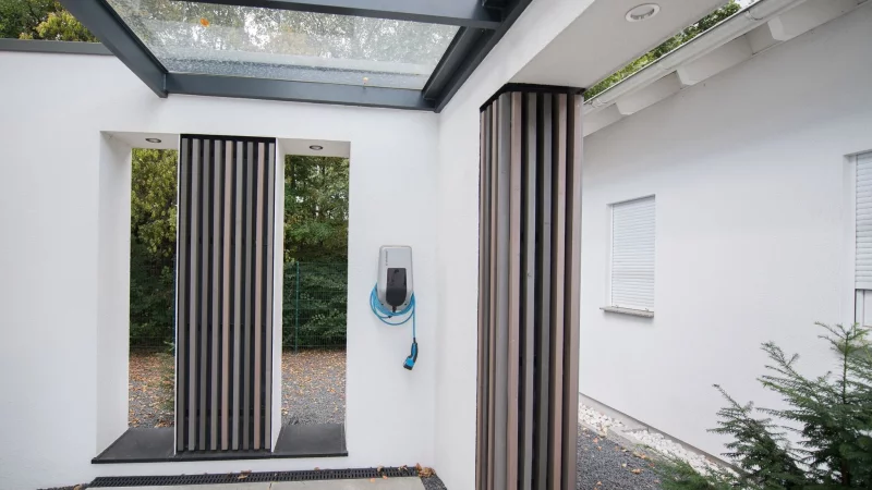 E-Mobilität im Eigenheim: Die Ladeinfrastruktur lässt sich am besten gleich beim Bau integrieren. - © Andrea Warnecke/dpa-tmn