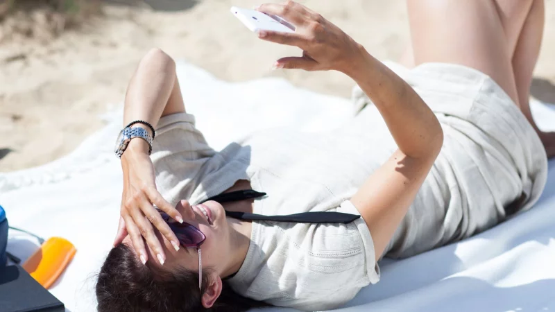 Hot out there: Damit das Smartphone bei Hitze keinen Schaden nimmt, legt man es besser in den Schatten. - &copy; Christin Klose/dpa-tmn