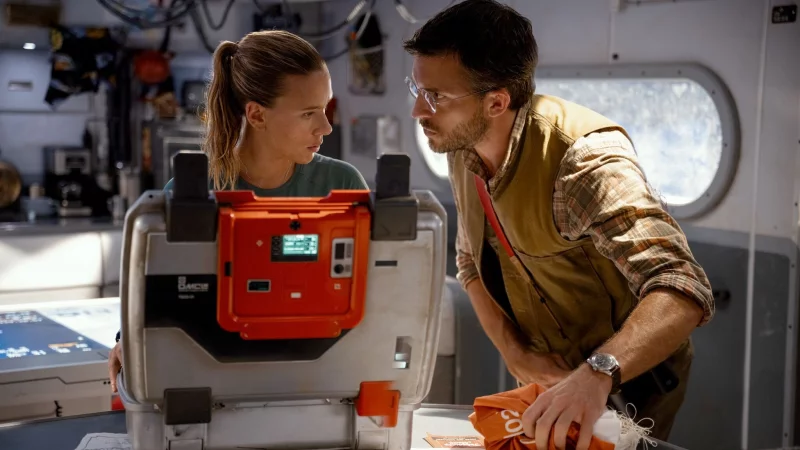 Scarlett Johansson (l) als Zora Bennett und Jonathan Bailey als Dr. Henry Loomis in einer Szene des Films «Jurassic World: Die Wiedergeburt». - © Jasin Boland/Universal Pictures/dpa