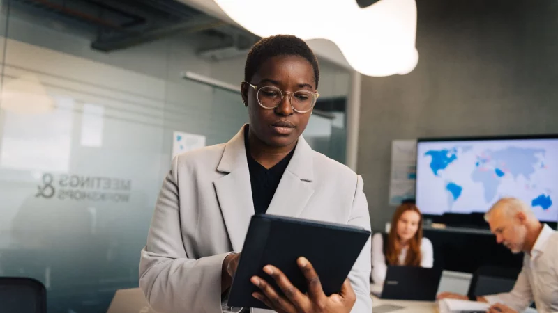 Wer denkt, dass das Anschreiben und ein auffälliges Layout Recruiter überzeugt, täuscht sich. Wichtiger sind konkrete Erfolge, belegbare Erfahrungen und korrekte Rechtschreibung. - © Zacharie Scheurer/dpa-tmn