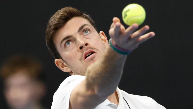 Maximilian Marterer hat bei den French Open die Qualifikation überstanden. - © Mindaugas Kulbis/AP/dpa