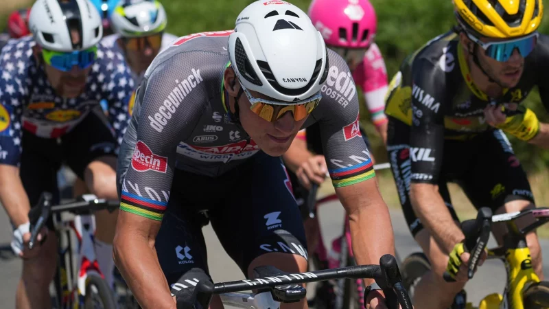 Holte sich nach nur einem Tag die Gesamtführung zurück: Mathieu van der Poel - © Thibault Camus/AP/dpa