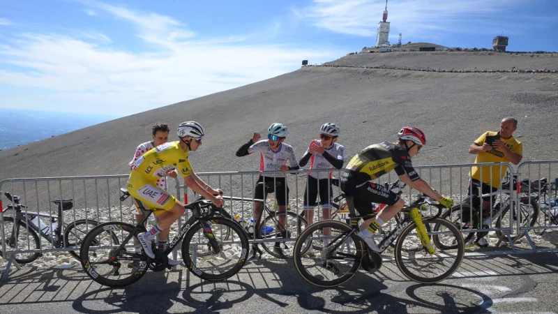 In den Alpen wird ein erneuter Schlagabtausch zwischen Tadej Pogacar (l.) und Jonas Vingegaard erwartet. - © Bernard Papon/Pool L\\\'Equipe/AP/dpa