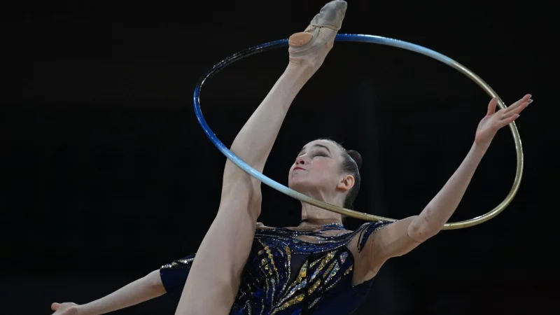 Virtuos mit dem Reifen: Darja Varfolomeev. - © Hendrik Schmidt/dpa