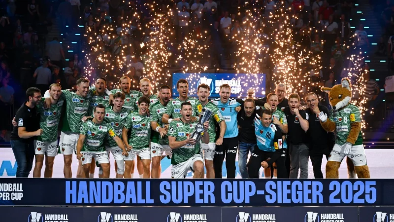 Die Füchse Berlin feiern den ersten Titel in der 60. Bundesligasaison. - © Sven Hoppe/dpa