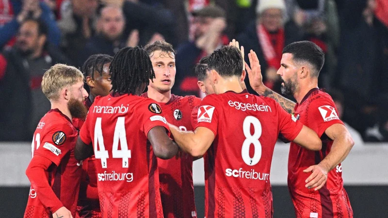 Traf zum 1:0 f&uuml;r Freiburg: Mittelfeldspieler Patrick Osterhage (M.). - &copy; Tom Weller/dpa