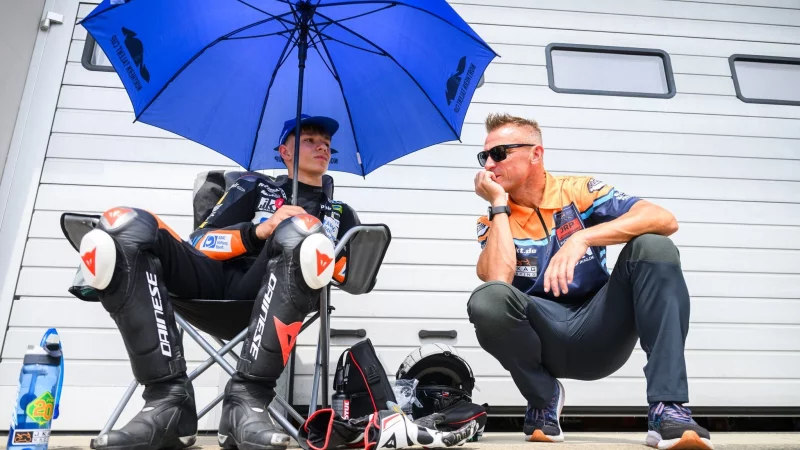 Nachwuchstalent Fynn Kratochwil mit F&ouml;rderer Dirk Heidolf - &copy; Robert Michael/dpa