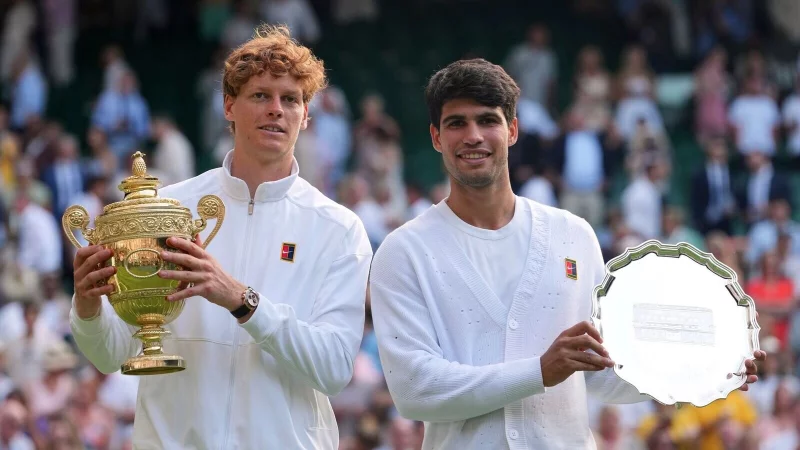 Jannik Sinner (l) entthront Carlos Alcaraz in Wimbledon. - © Kirsty Wigglesworth/AP/dpa