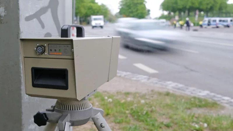 Lieber ans Tempolimit halten, dann macht der Kasten am Wegesrand auch kein teures Foto. - &copy; Sebastian Willnow/dpa