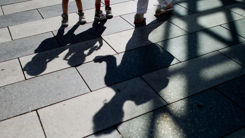 Gericht betont Grundsatz: Fehlverhalten der Eltern darf kein Maßstab für Sorgerechtsentzug sein. - © Julian Stratenschulte/dpa/dpa-tmn