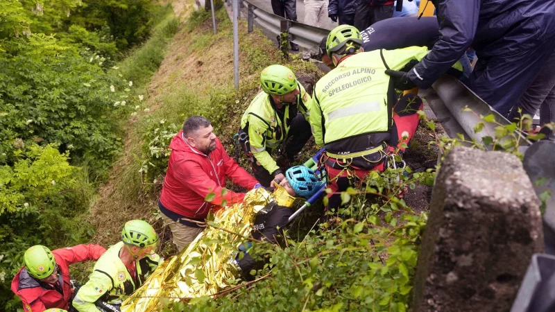 Der Italiener Alessio Martinelli wird nach seinem Sturz von Rettungskräften behandelt. - © Fabio Ferrari/LaPresse/AP/dpa