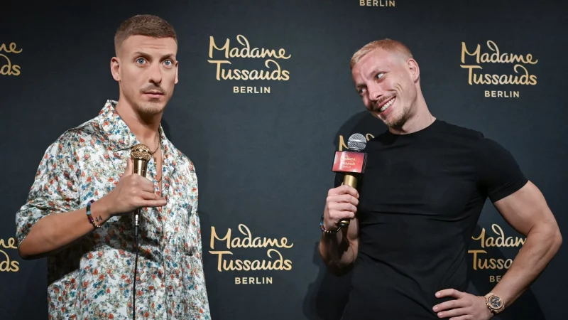 Die Wachsfigur von Felix Lobrecht steht jetzt bei Madame Tussauds in Berlin. - &copy; Jens Kalaene/dpa