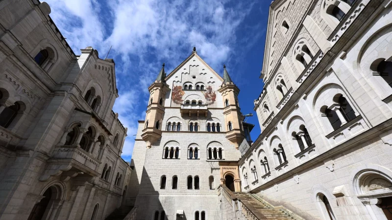 Neuschwanstein - &auml;u&szlig;erlich Burg, innen modernes Schloss. (Archivbild) - &copy; Karl-Josef Hildenbrand/dpa