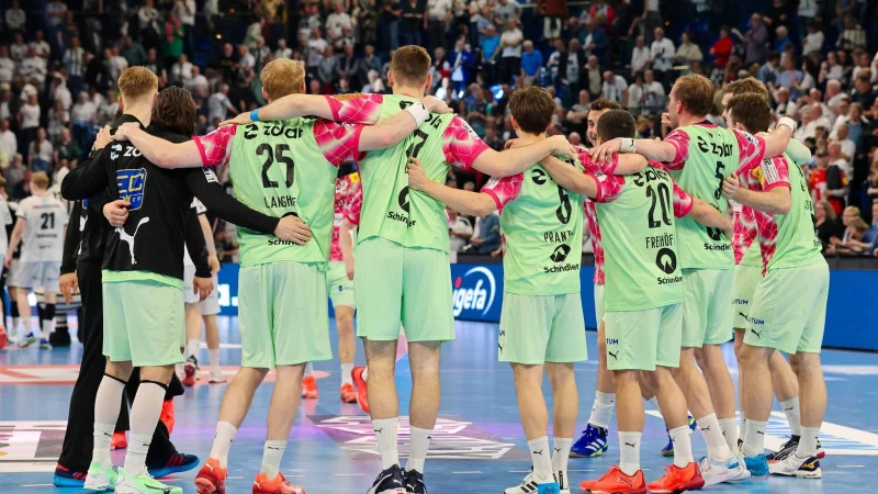 Die Füchse Berlin haben die Tabellenführung in der Handball-Bundesliga behauptet. - © Frank Molter/dpa