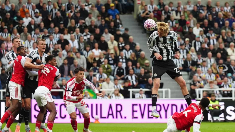 Nick Woltemade steigt zum Kopfball hoch und trifft. - &copy; Owen Humphreys/PA Wire/dpa