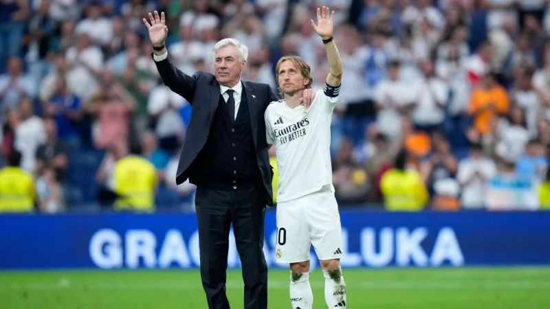 Trainer Carlo Ancelotti (l) und Luka Modri? bei ihrem letzten Spiel im Bernabeu. - © Cesar Cebolla/AP/dpa