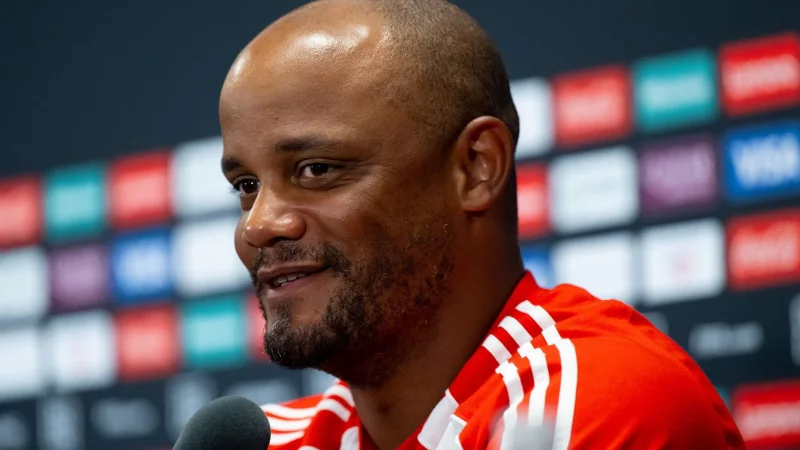 Bayern-Trainer Vincent Kompany bei der Pressekonferenz vor dem Achtelfinale gegen Flamengo. - &copy; Sven Hoppe/dpa