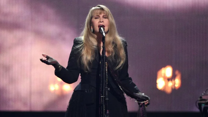 Eine gebrochene Schulter zwingt Stevie Nicks zum Pausieren. (Archivbild) - © Evan Agostini/Invision/dpa