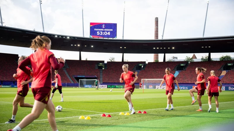 Klara Bühl (3. v. r.) beim Abschlusstraining - © Sebastian Christoph Gollnow/dpa